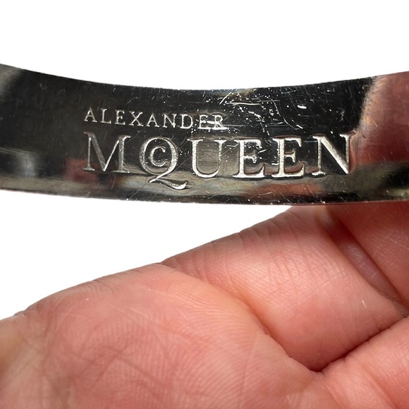 Alexander McQueen | Enamel Skull Bangle Pink/Black - Picture 2 of 8